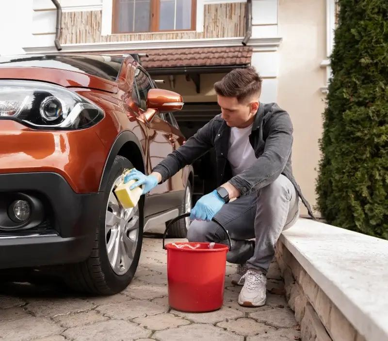 Lavage auto à domicile Chaveroche : professionnel intervenant sur un véhicule